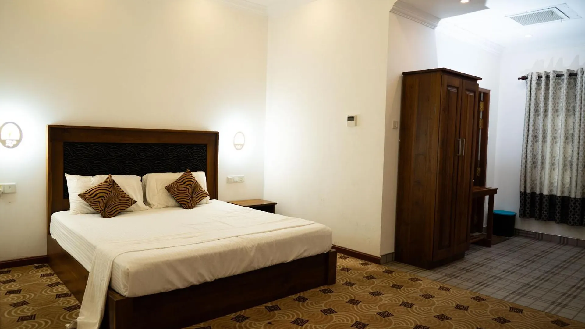 Grand Maas Hotels & Banqutes نيجومبو